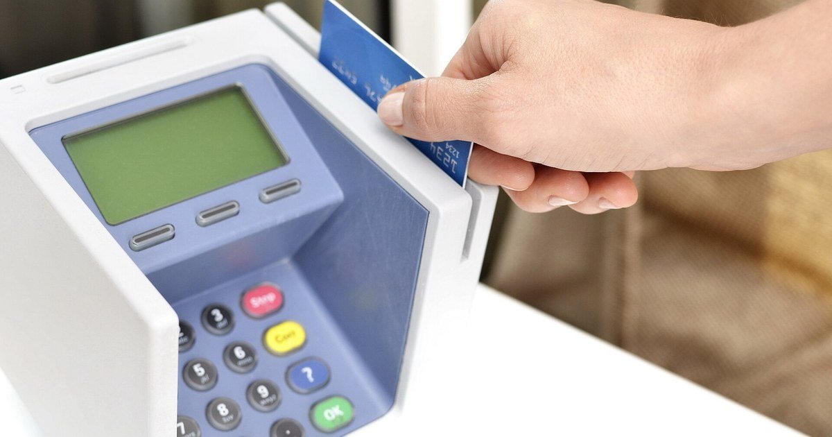 ¿Te cobran más por pagar con tarjeta? Indecopi aclara que sí pueden hacerlo, pero con una condición