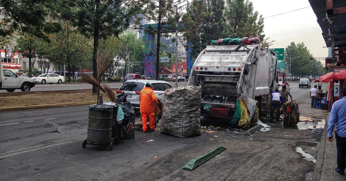 Miraflores: un policía en retiro amenazó con su pistola a trabajadores de limpieza porque el camión de basura no lo dejaba pasar