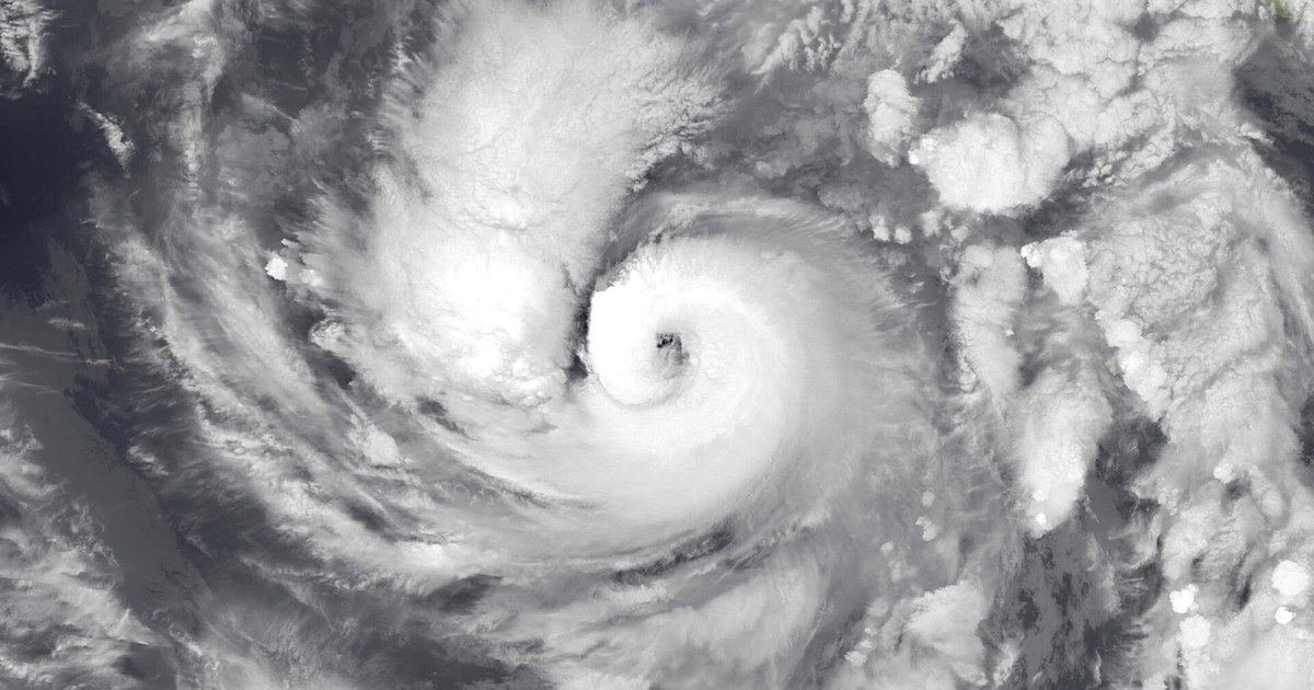 Huracán Trudy: olas de hasta 6 metros, playas cerradas y evacuados en la costa de México