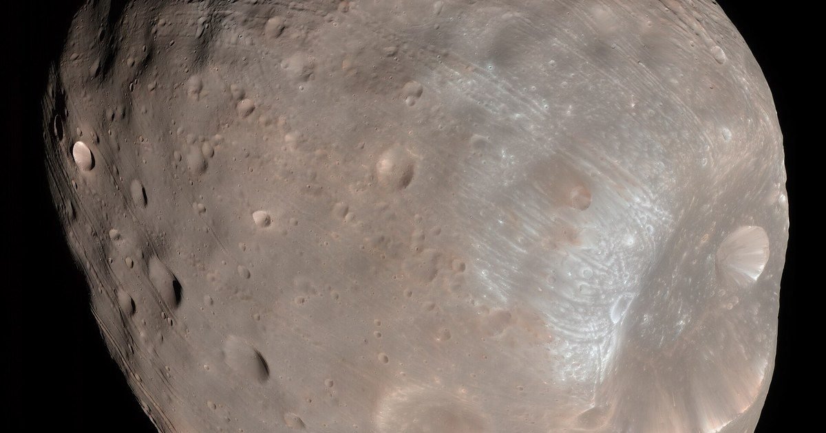 Solo 10 gramos de polvo, pero nadie lo ha logrado: la misión que despega hoy para traer un trozo de una luna de Marte