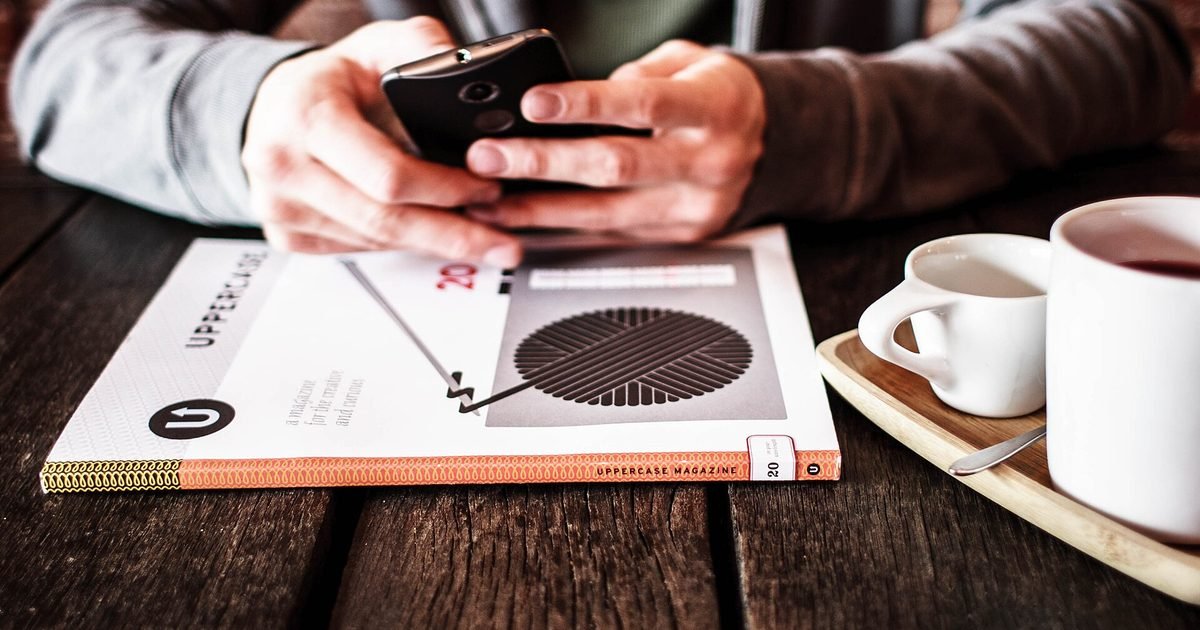 "Phubbing": when the phone sits between you. How it affects couples and what to do