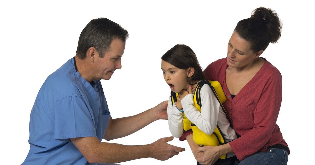 Sus padres pararon a una patrulla porque el niño de 4 años no podía respirar: una policía le hizo la maniobra de Heimlich y le salvó la vida