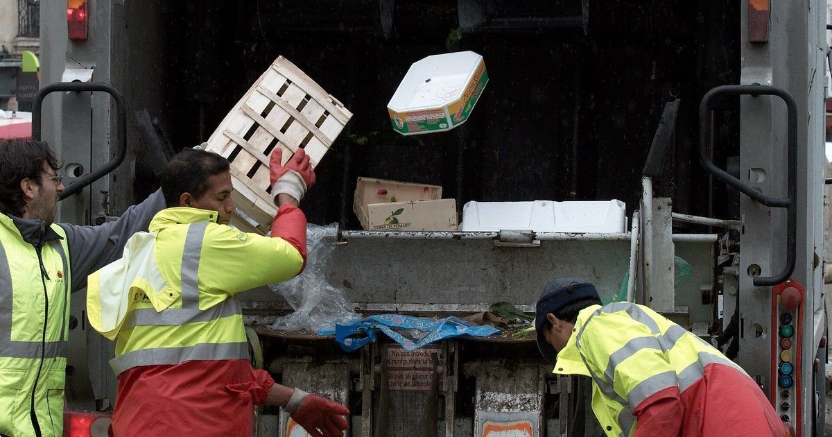 Video: un recolector de basura salta del camión un segundo antes de que una camioneta lo embista en Brasil
