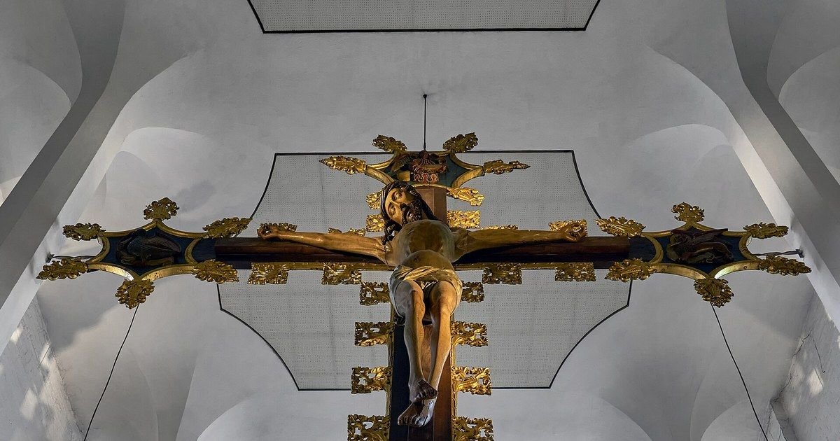 Un sacerdote muere al caerle encima un crucifijo de madera durante una misa transmitida en vivo en Guayaquil; su familia pide investigar