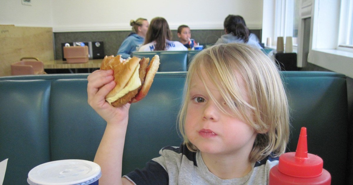 Lo que vieron en el cerebro de niños que comen muchos ultraprocesados: no los disfrutan más, pero los buscan con más fuerza
