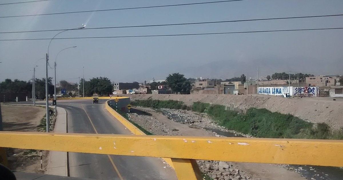 Más de 100 vecinos juntaron su dinero y levantaron con sus manos un puente sobre el río Chillón: “No se hacen presente”