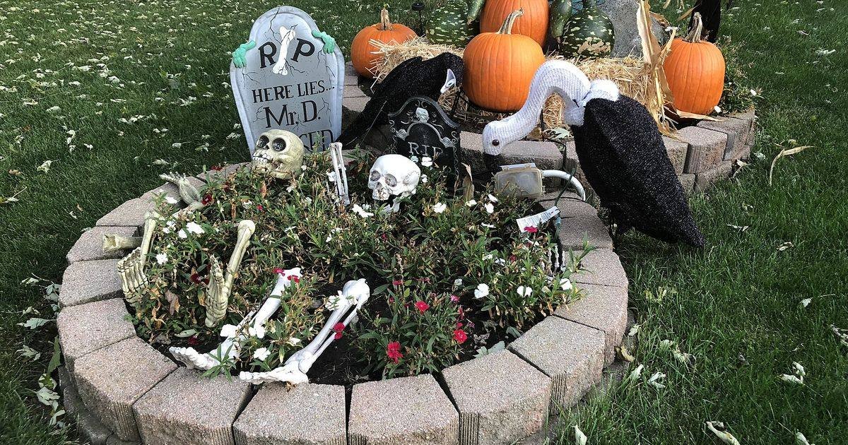 Un esqueleto de 3,6 metros, una nota anónima y una bolsa de dulces: la guerra entre vecinos por las decoraciones de Halloween